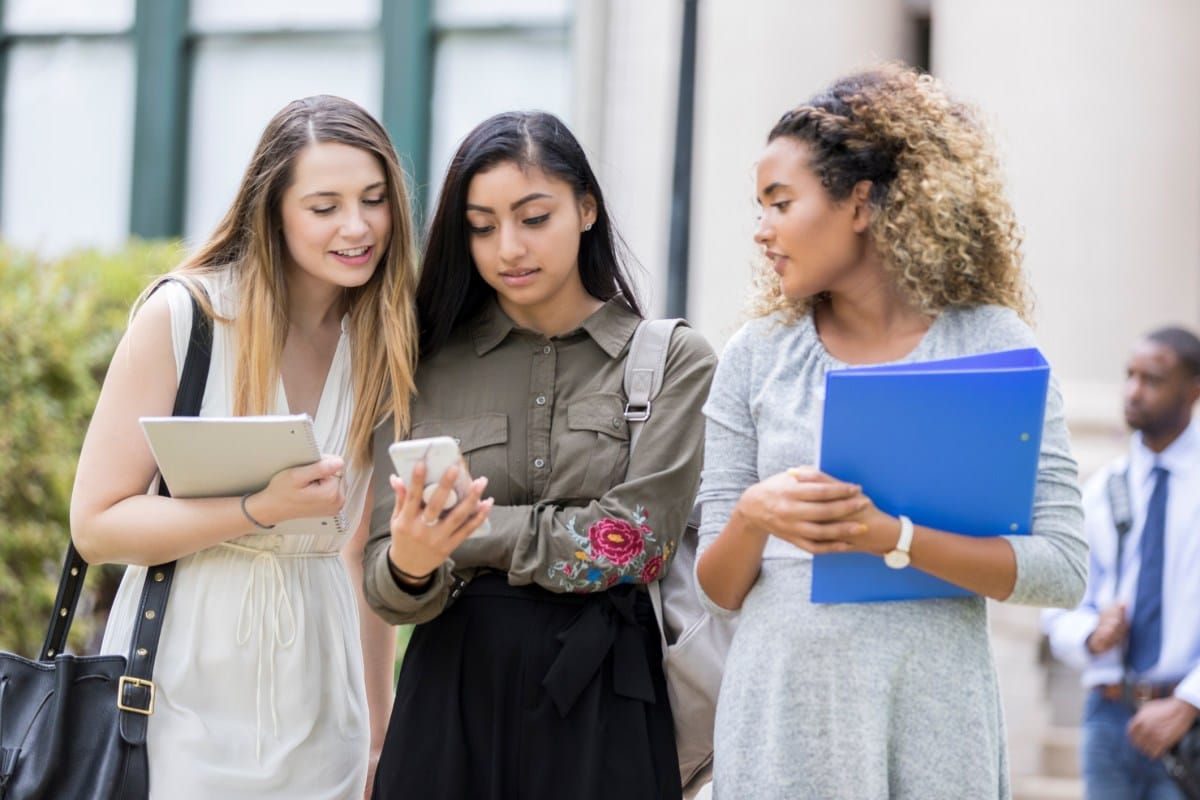 Atualização do Tinder tem como alvo estudantes universitários enquanto aplicativos de namoro enfrentam dificuldades