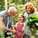 Como a jardinagem para todas as idades enriquece a vida de idosos e crianças