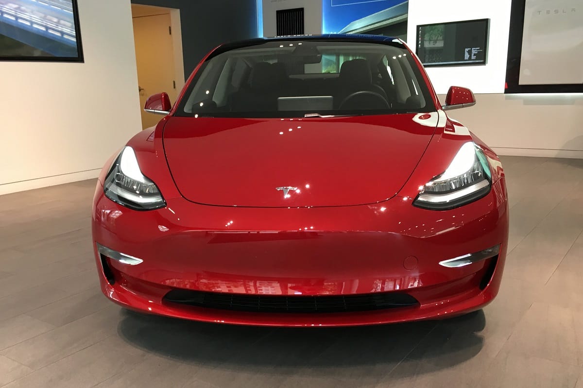 A Tesla é agora a montadora mais valiosa da história dos EUA. O que isso significa para nós?