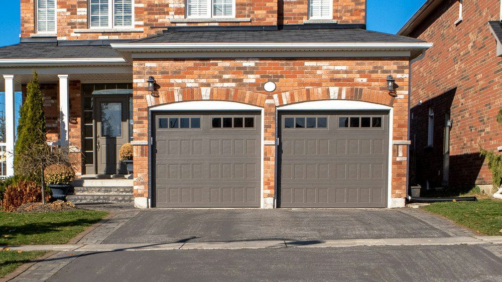 Qual é o melhor material para uma porta de garagem? 4 prós e contras