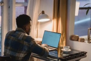 Sincronização circadiana: como os estudantes estão usando a tecnologia de luz para combater os distúrbios do sono na faculdade