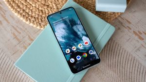 O telefone Google Pixel que recomendo para a maioria das pessoas não é um carro-chefe (e está com um desconto de US $ 200 no momento)