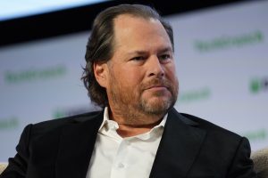 Marc Benioff alerta que a IA, embora útil, é exagerada e culpa em parte a Microsoft