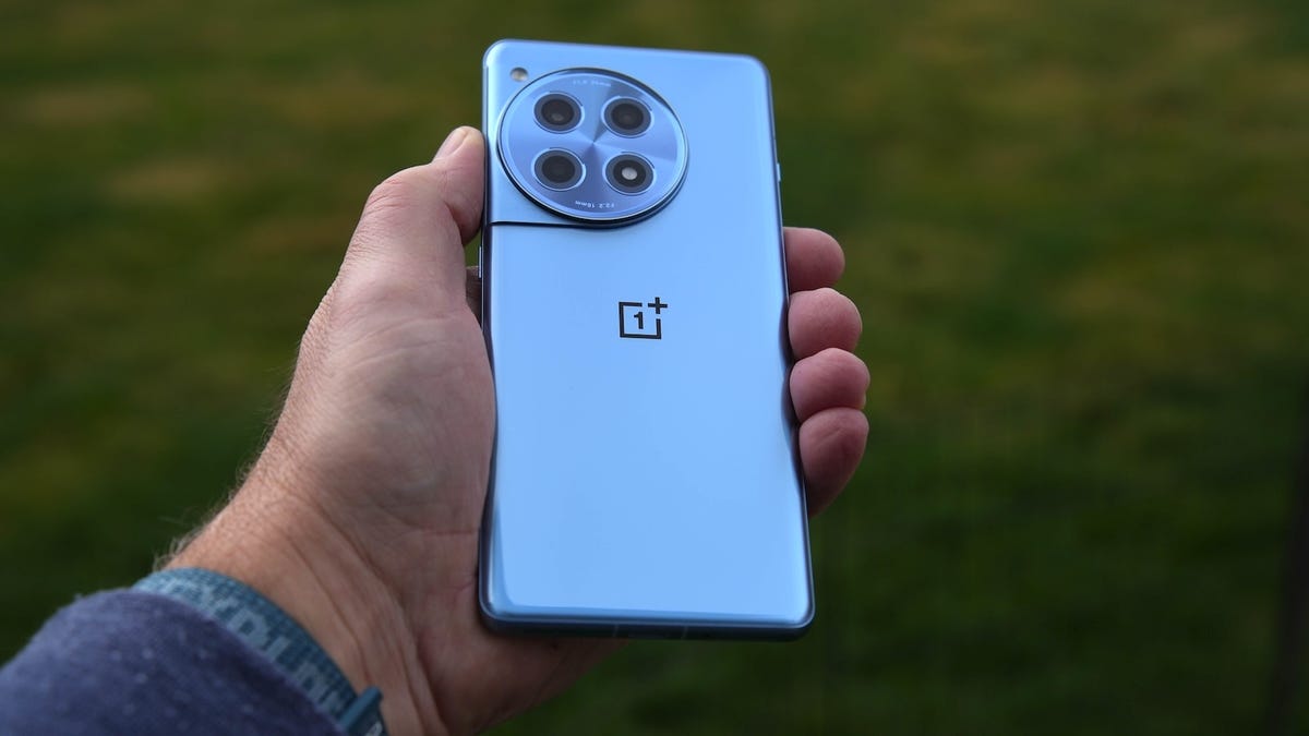 O OnePlus 12R é um dos melhores telefones Android e já está à venda na Amazon