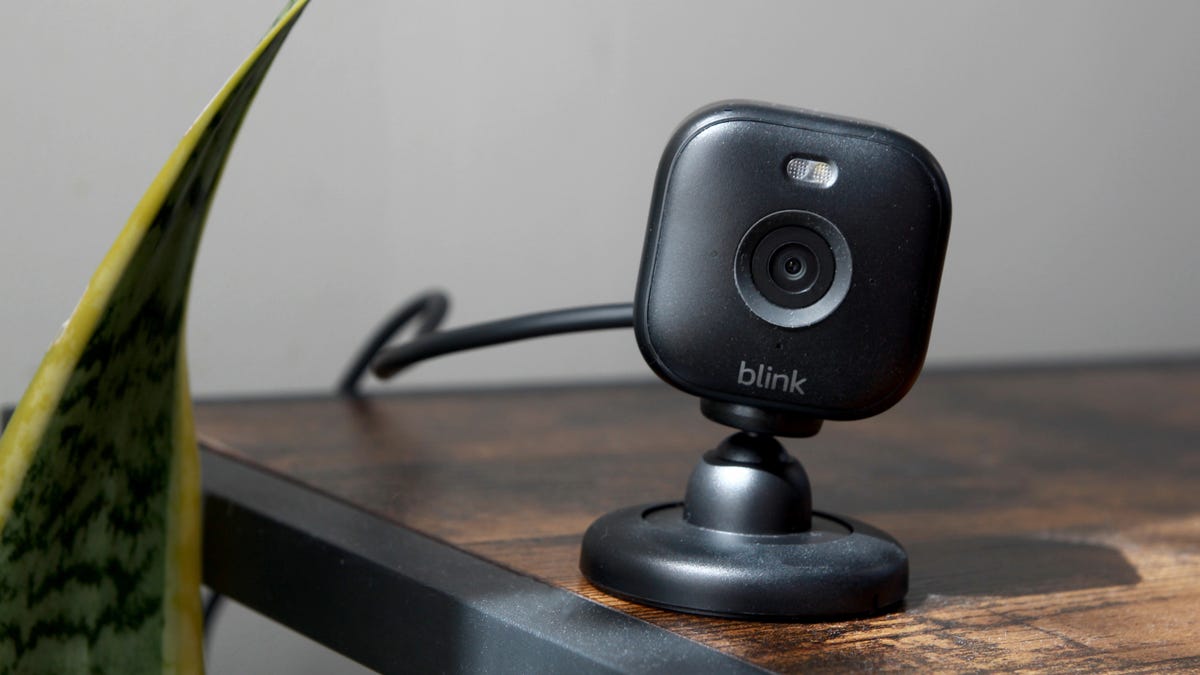 Precisa de uma alternativa Wyze Cam? A câmera de segurança à prova d’água Blink Mini 2 é essa