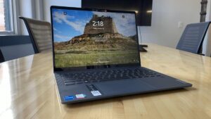 Este Lenovo IdeaPad de US $ 679 tem um recurso inteligente que o torna um vencedor de laptop econômico