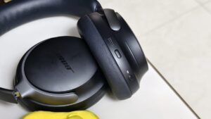 Viajo com os fones de ouvido QuietComfort Ultra da Bose em vez do Sony XM5. Aqui está o porquê