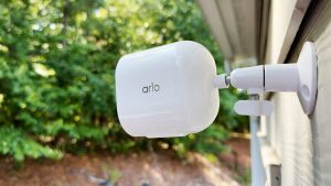 Você ainda pode obter uma câmera de segurança Arlo 2K alimentada por bateria por apenas US $ 100 com esta oferta