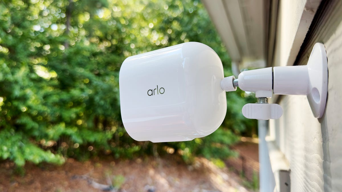 Obtenha uma câmera de segurança Arlo 2K alimentada por bateria com 60% de desconto