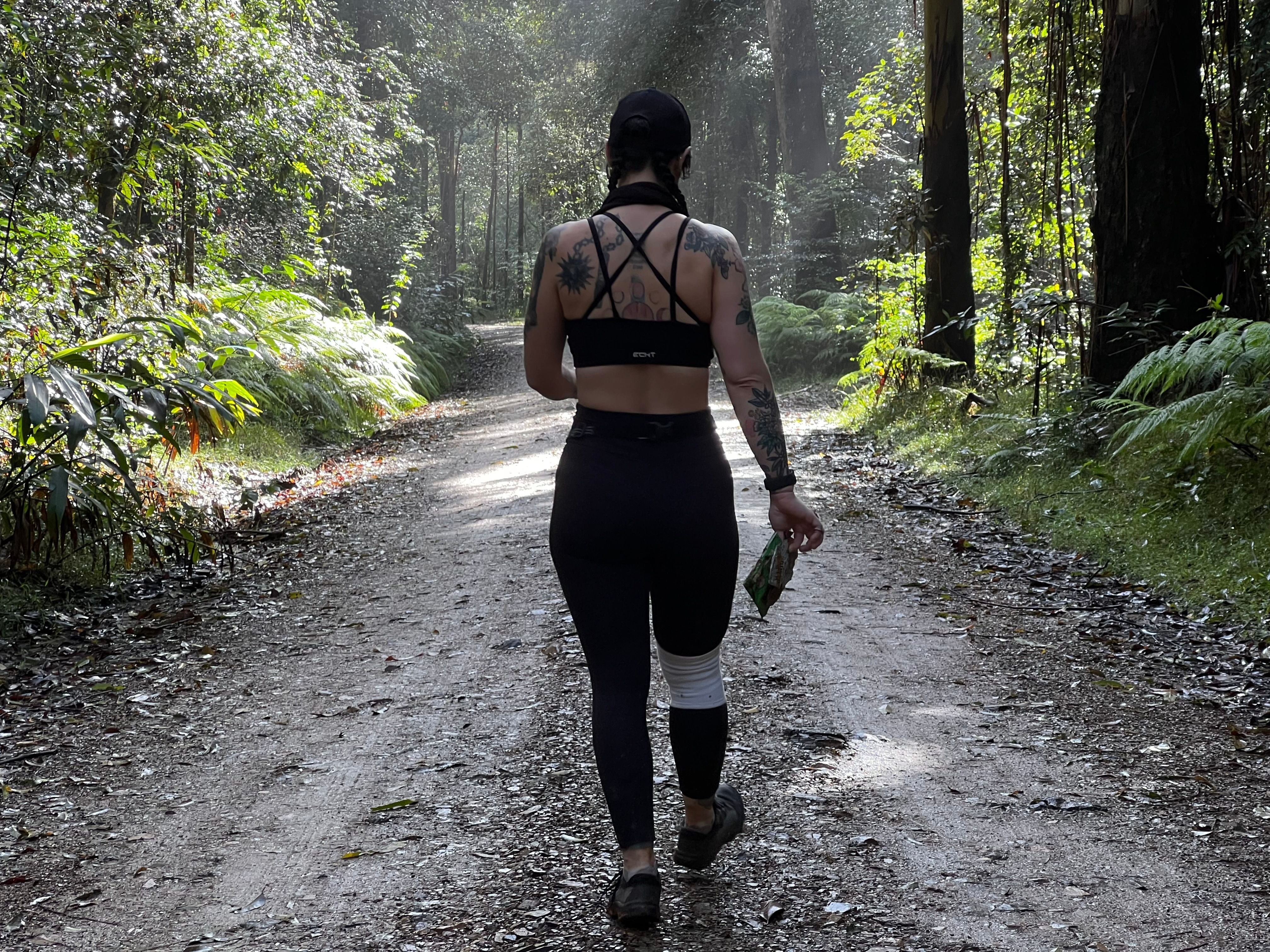 Foto espontânea caminhando pela floresta.