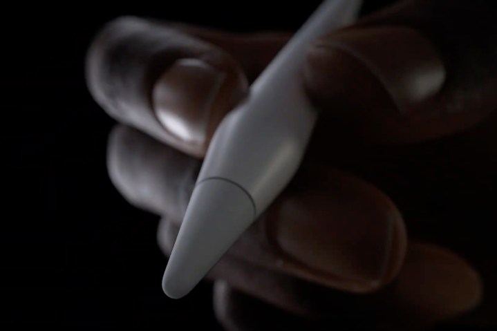 Comprei um Apple Pencil Pro para meu novo iPad e encontrei um grande problema Close da ponta do Apple Pencil Pro na mão de uma pessoa.
