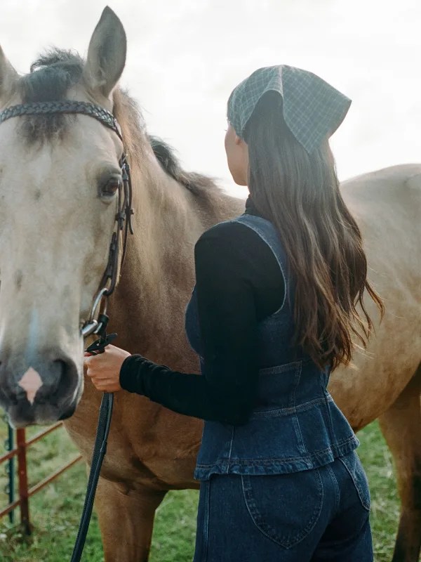 Kacey Musgraves usando lenço de algodão verde e azul com conjunto jeans combinando