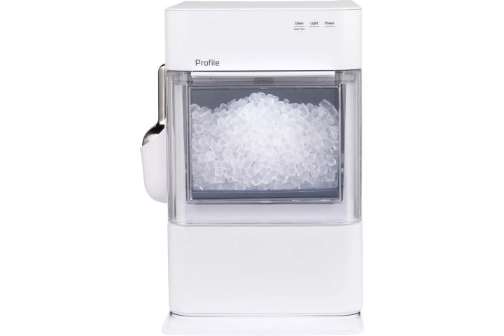 O GE Profile Opal 2.0 Ultra Nugget Ice Maker em um fundo branco.