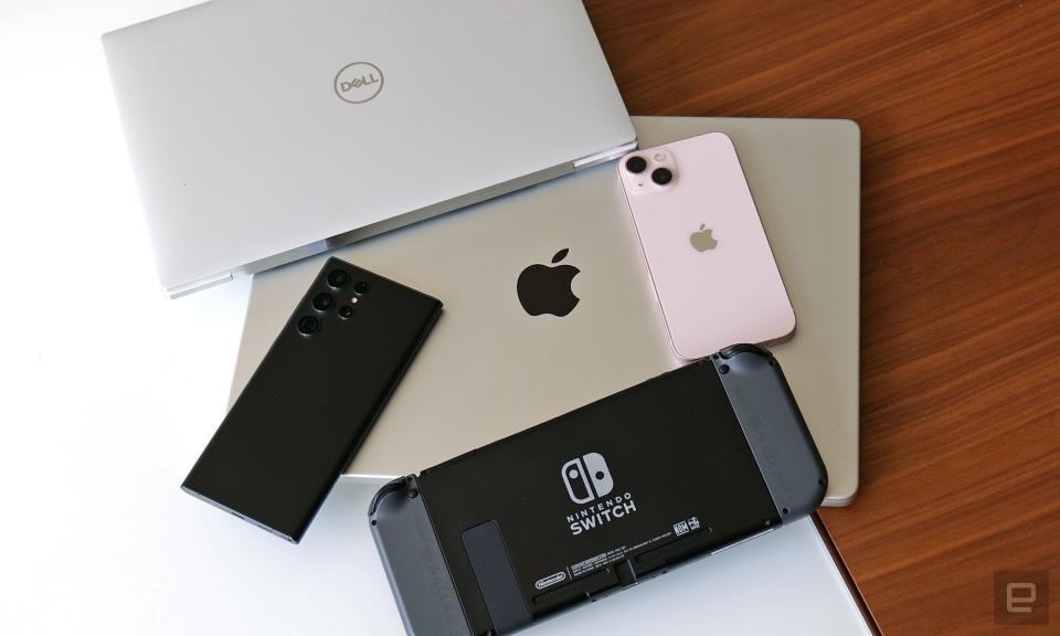 Os cinco dispositivos que usamos para testar os carregadores são o iPhone 13, um Galaxy S22 Ultra, um Nintendo Switch (modelo de lançamento de 2017), um Dell XPS 13 2021 e um M1 Max MacBook Pro de 16 polegadas.