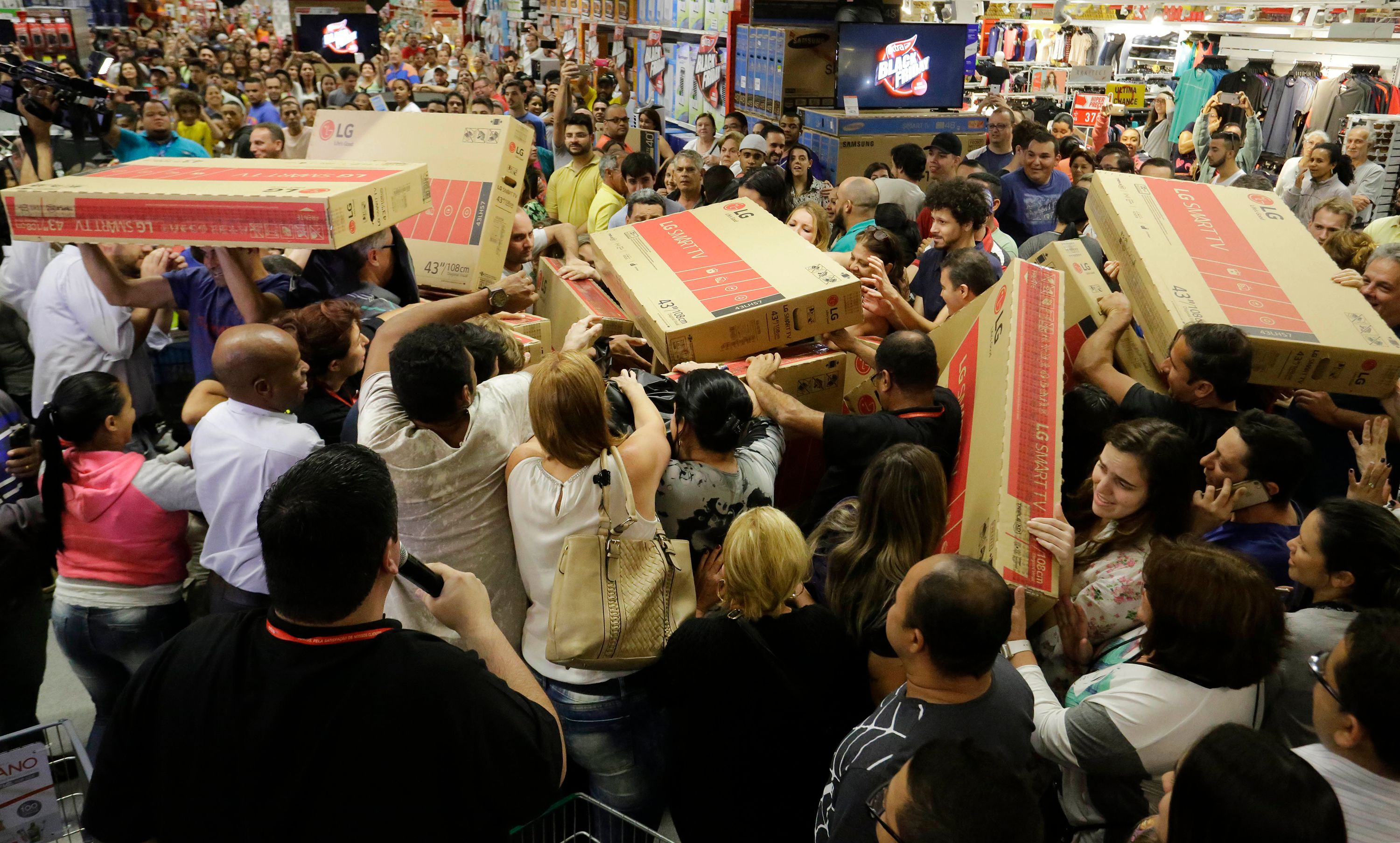 Os compradores correm para comprar televisores durante uma promoção da Black Friday.