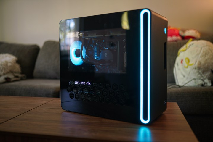 Alienware Aurora R16 sentado na mesa