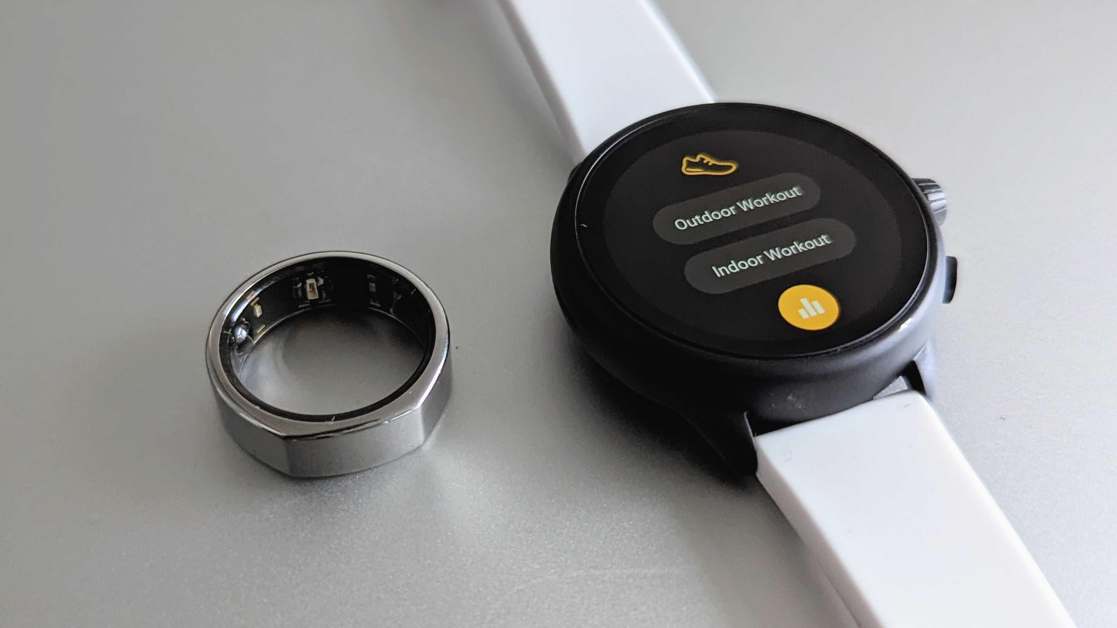 O Oura Ring (Gen 3) ao lado do Fossil Gen 6 Wellness Edition