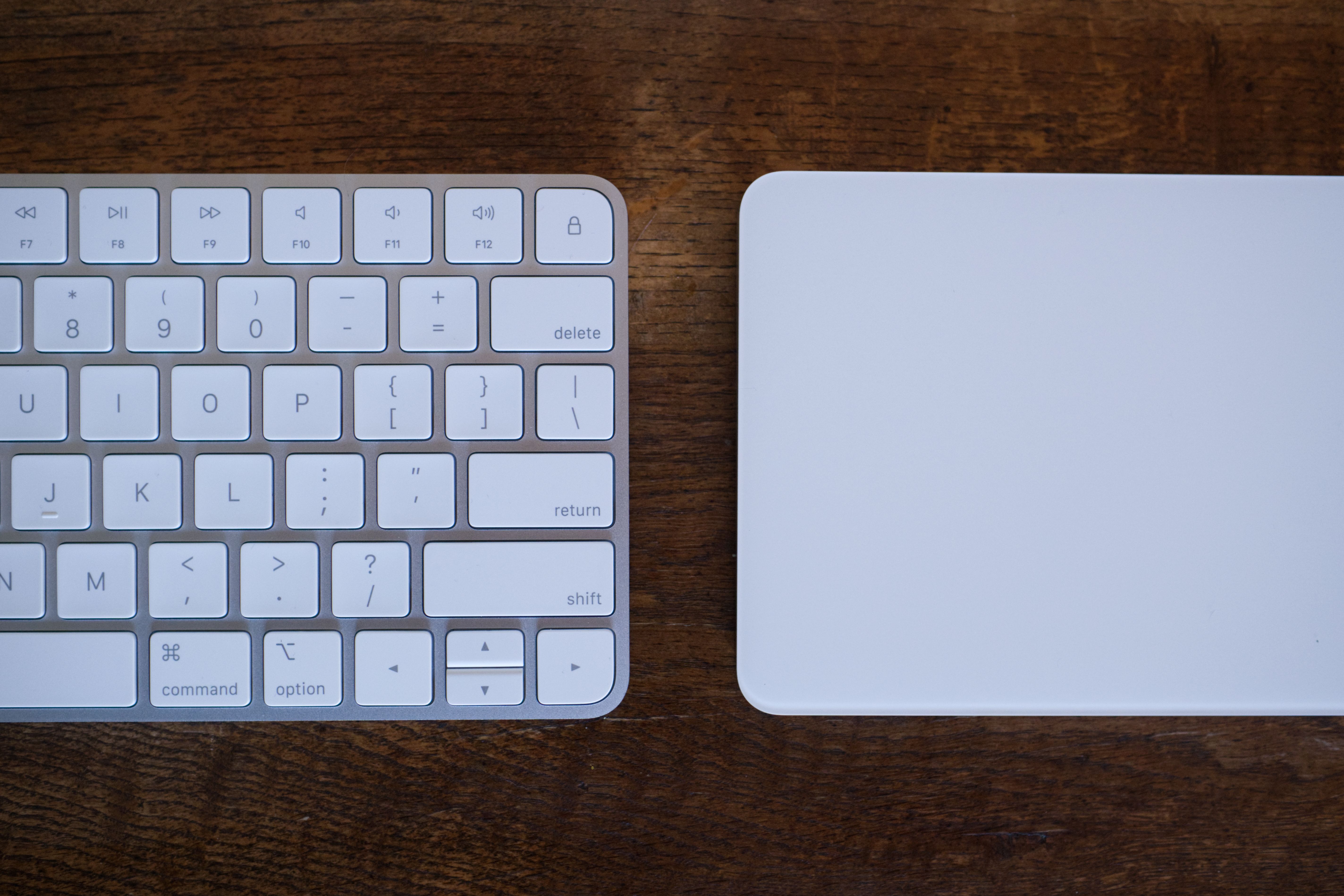 Apple Magic Keyboard e Apple Magic Trackpad lado a lado.