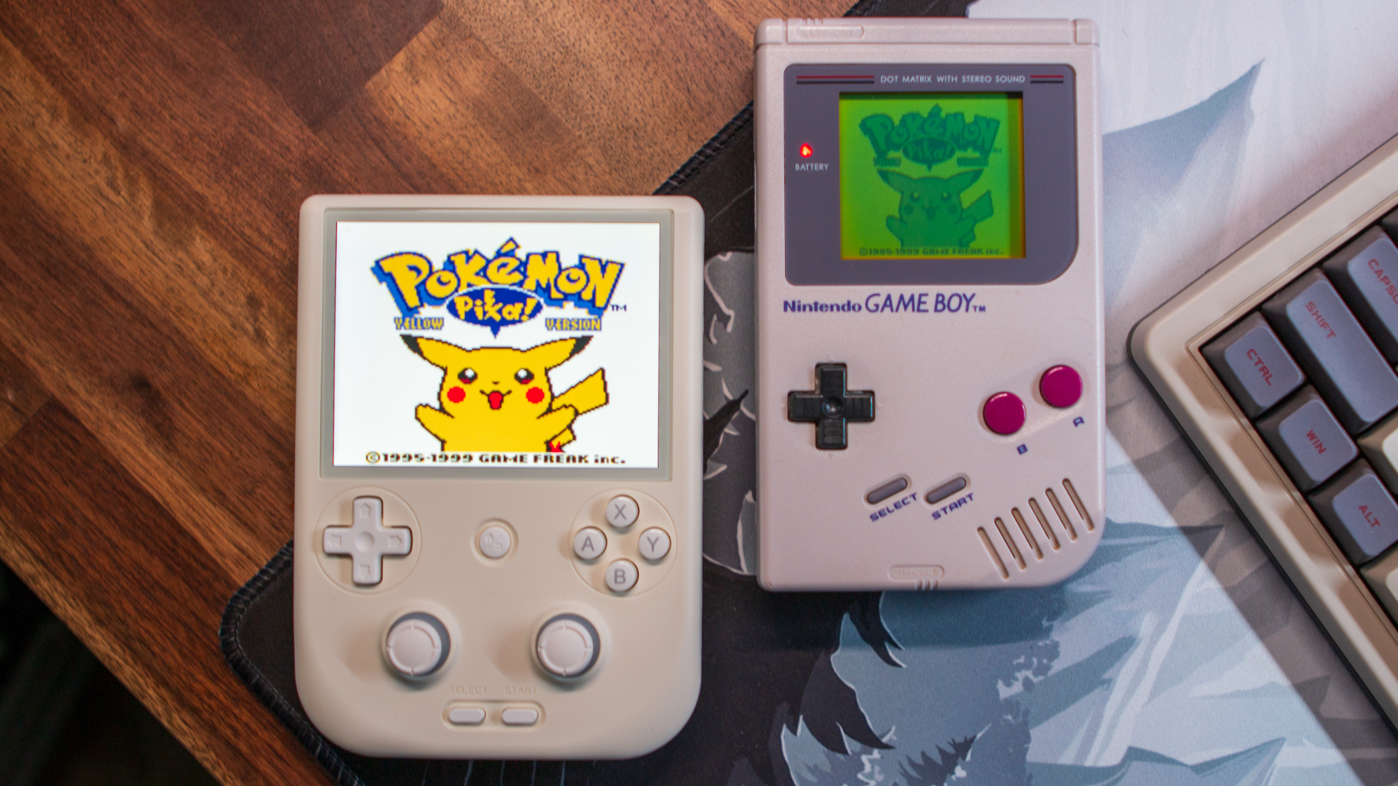 Anbernic RG406V ao lado do Game Boy DMG jogando Pokémon Yellow