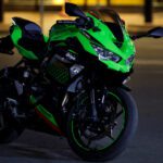 A Kawasaki ZX-25R à noite.