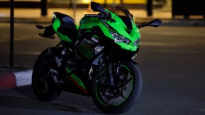 A Kawasaki ZX-25R à noite.