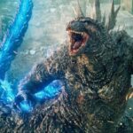 Godzilla rugindo enquanto o monstro causa estragos em todo o Japão em Godzilla Minus One.