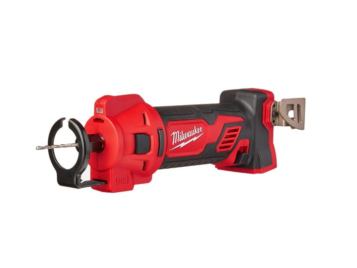 A ferramenta Milwaukee M18 Cut Out é feita para fazer furos no meio de peças de madeira.