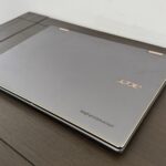 Um laptop Acer Chromebook Plus Spin 714 fechado em um banco de madeira