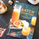 'Batch Cocktails' é o livro que você precisa para sua próxima festa de fim de ano