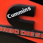 Uma foto de um emblema diesel da Cummins