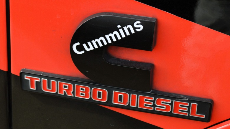 Uma foto de um emblema diesel da Cummins