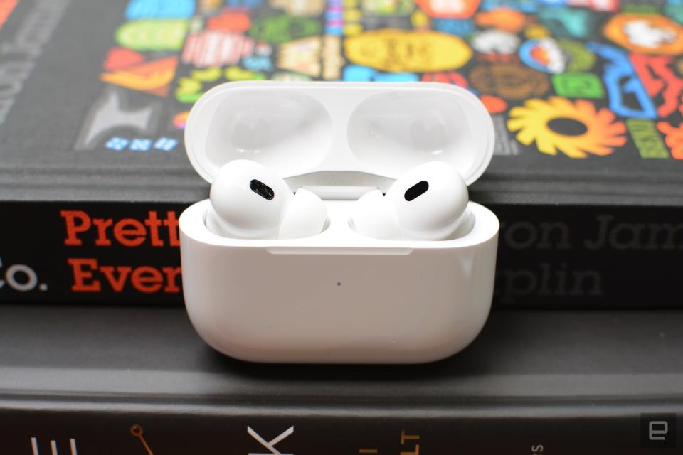 Apesar do design inalterado, a Apple incluiu uma variedade de atualizações no novo AirPods Pro. Todas as conveniências do modelo 2019 também estão aqui, junto com adições como Transparência Adaptativa, Áudio Espacial Personalizado e um novo gesto de toque a reboque. Há espaço para refinar ainda mais a fórmula familiar, mas a Apple deu aos proprietários de iPhone vários motivos para atualizar.