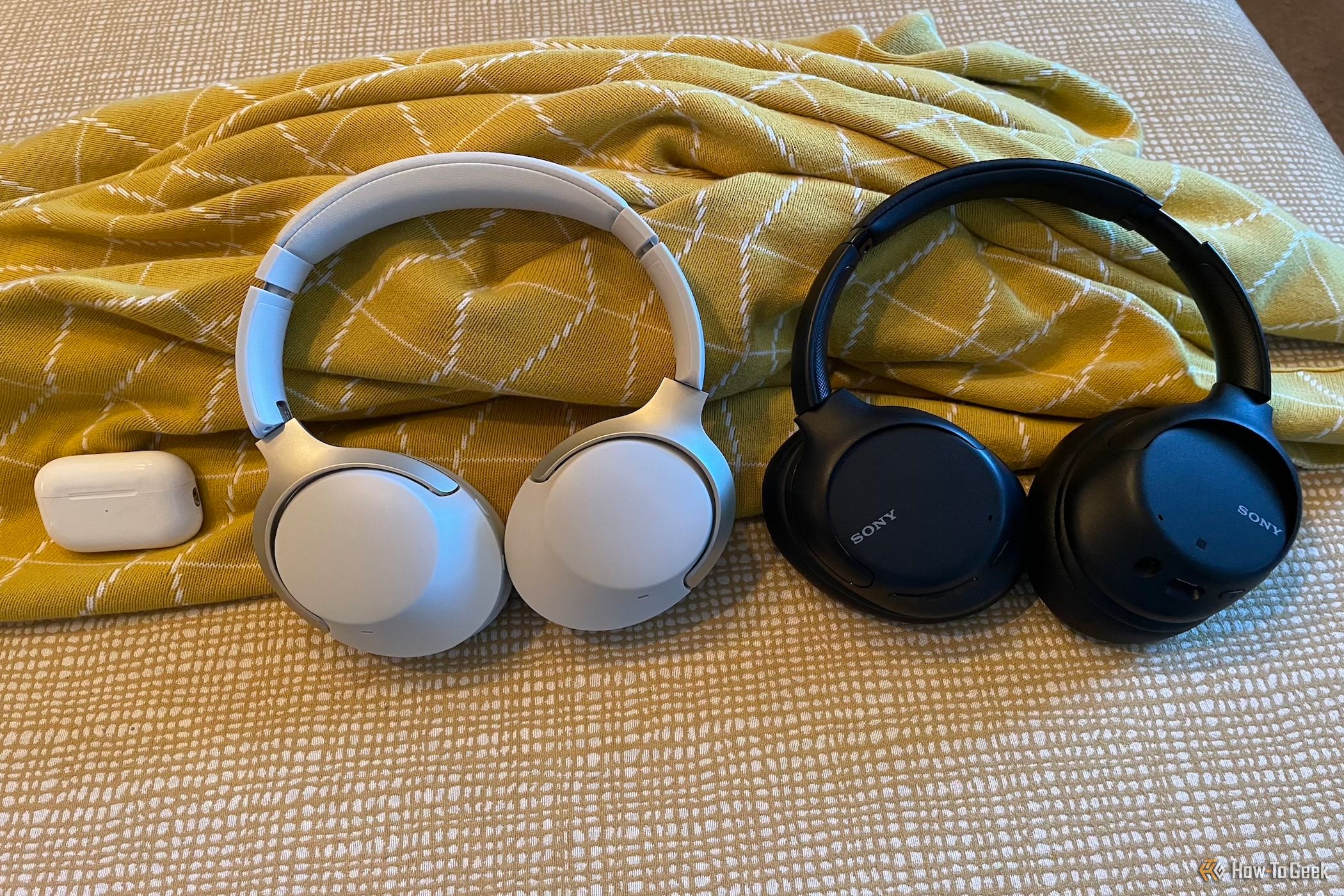 Os fones de ouvido Creative Zen Hybrid SXFI ao lado dos fones de ouvido Apple AirPods Pro 2 (esquerda) e Sony WH-CH710N ANC (direita)