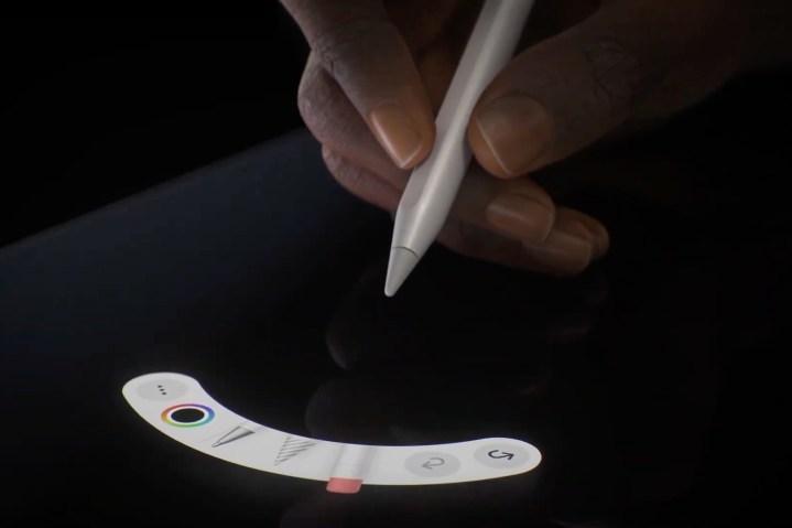 Comprei um Apple Pencil Pro para meu novo iPad e encontrei um grande problema Mão segurando o Apple Pencil Pro mostrando a paleta de ferramentas do gesto de apertar.