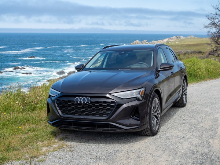 Audi Q8 e-tron na cor marrom escuro.