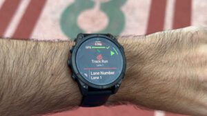 Iniciando uma nova atividade de corrida em pista no Garmin Fenix ​​8. Agora ele mostra as configurações e os percursos diretamente abaixo da atividade, em vez de ocultá-los nos menus.