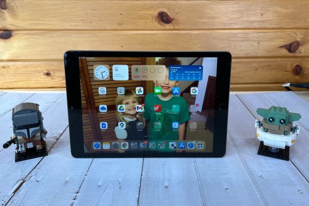 Apple iPad 9ª geração 2021 na varanda com brinquedos.