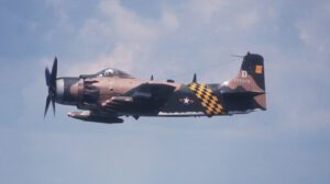 Um A-1 Skyraider voando na costa do Vietnã do Norte em maio de 1972