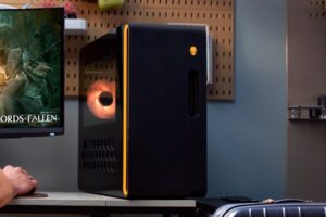 Alienware Aurora R16 sentado em uma mesa.