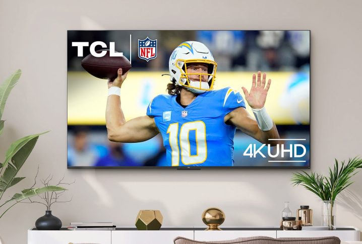 A televisão TCL S4 vista em uma foto de apostila.