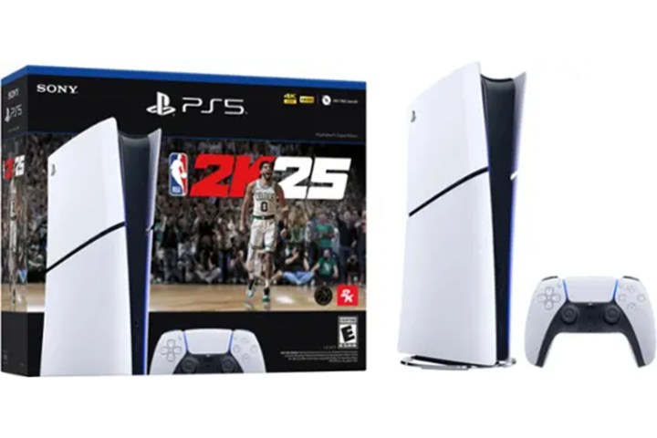 O pacote Sony PlayStation 5 Slim Digital Edition NBA 2K25 em um fundo branco.