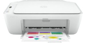 A HP DeskJet 2734e em um fundo branco.