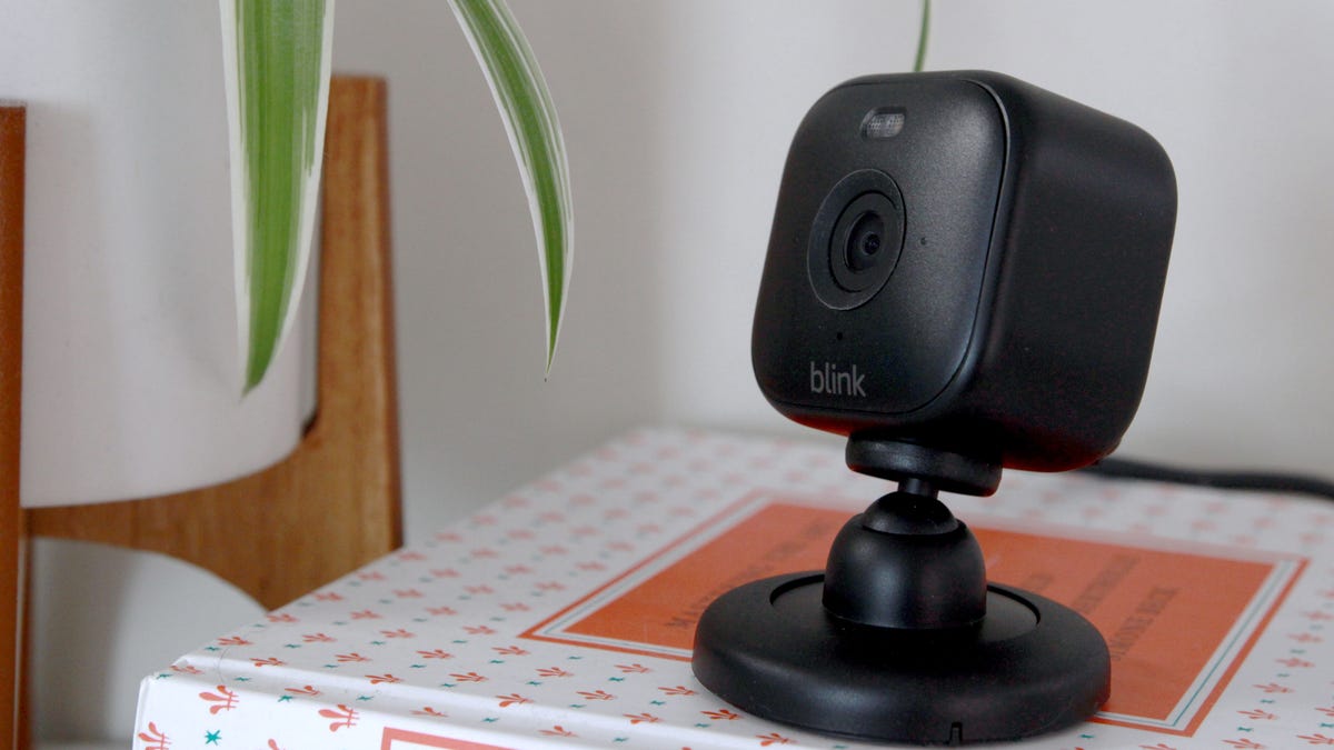 Por que recomendo a câmera de segurança Blink Mini 2 em vez da Wyze Cam (e custa apenas US $ 30 no momento)