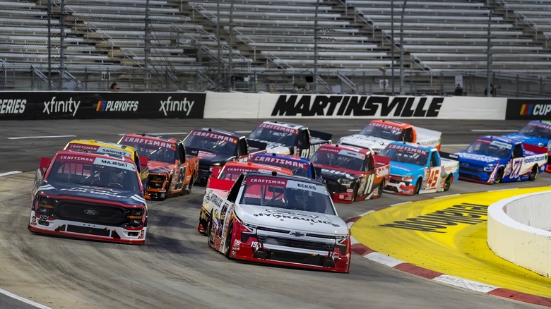 Um logotipo NASCAR branco sobre um fundo preto