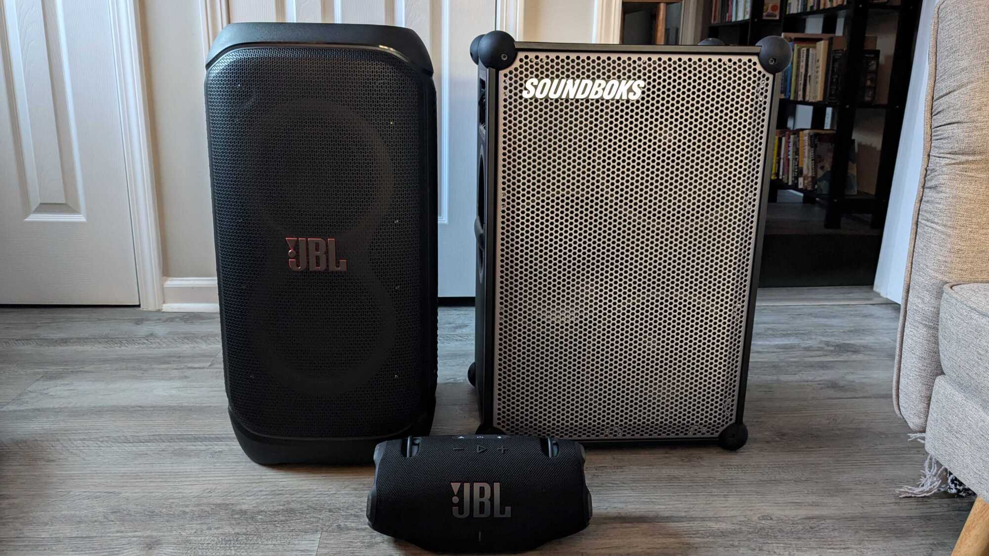 Como o Sundboks 4 se compara em tamanho ao PartyBox Stage 320 e ao JBL Xtreme 4.