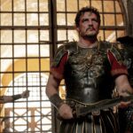 Pedro Pascal embala uma espada em cena do filme Gladiador II.