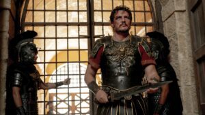 Pedro Pascal embala uma espada em cena do filme Gladiador II.