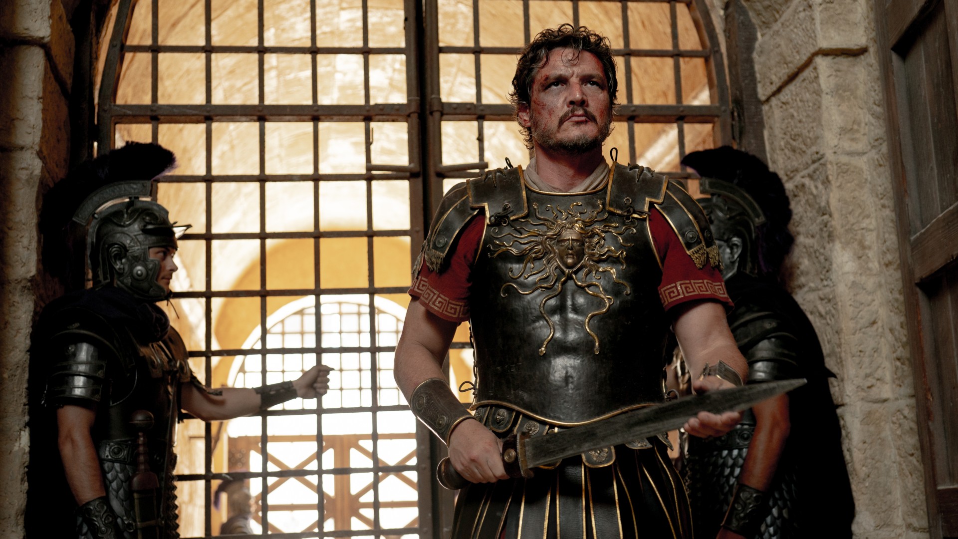 Pedro Pascal embala uma espada em cena do filme Gladiador II.