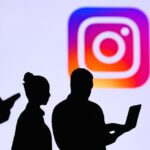 sombras de pessoas usando dispositivos contra o fundo do ícone do instagram