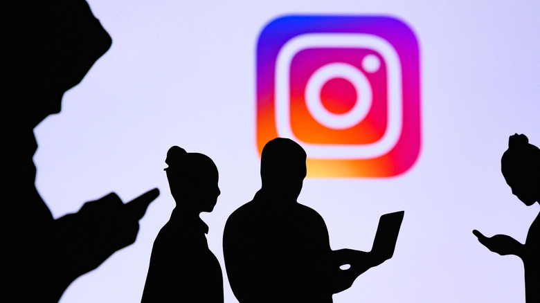 sombras de pessoas usando dispositivos contra o fundo do ícone do instagram